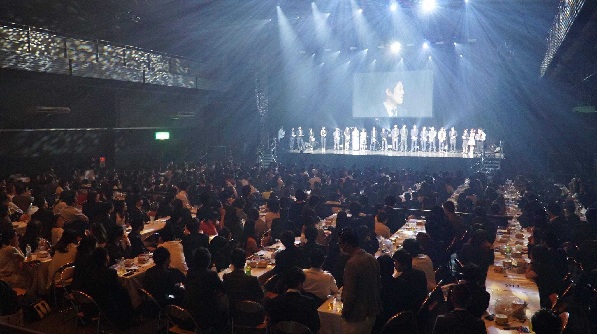 会場にも壇上にもとにかくスタッフの人数がハンパない