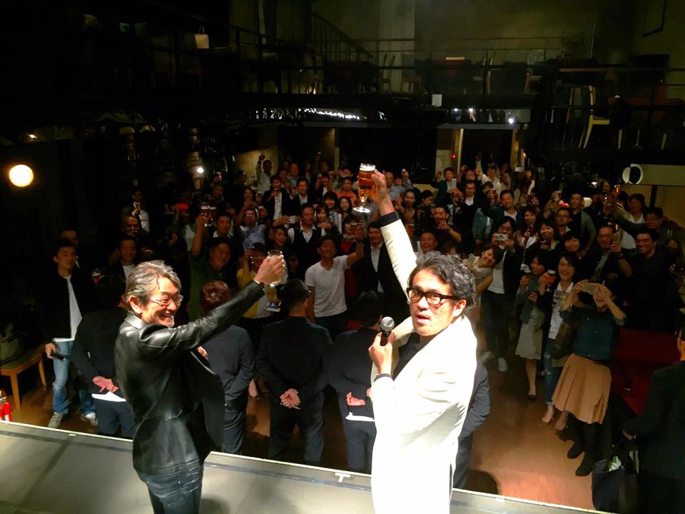 昨日の懇親会風景。参加者の皆さんと。photo by ハッピー