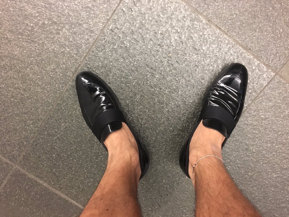 イヴサンローランのエナメル履いて〜