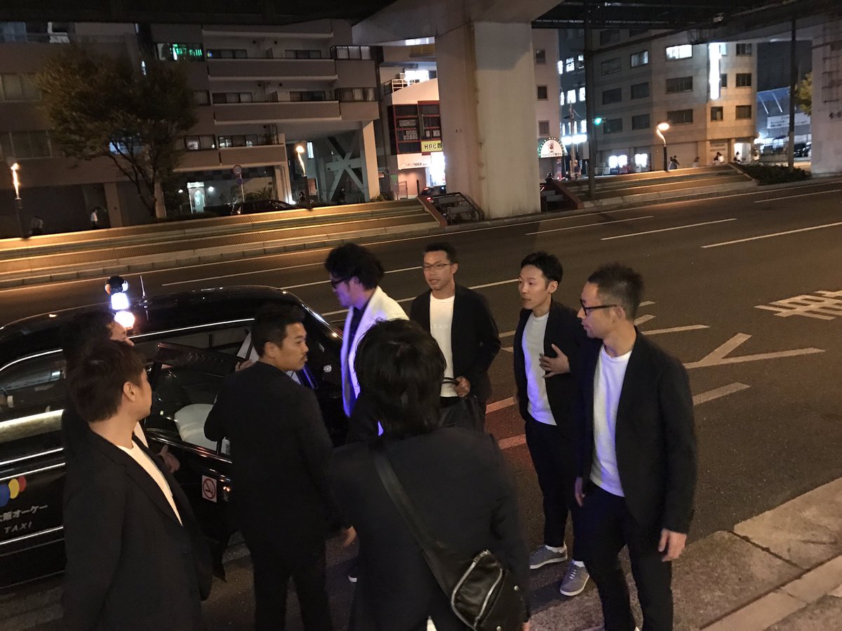 タクシーまで見送るSPたち。