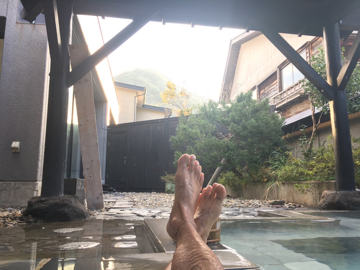 ここの温泉はサイコー。腰が悪いボクにはピッタリのお湯です