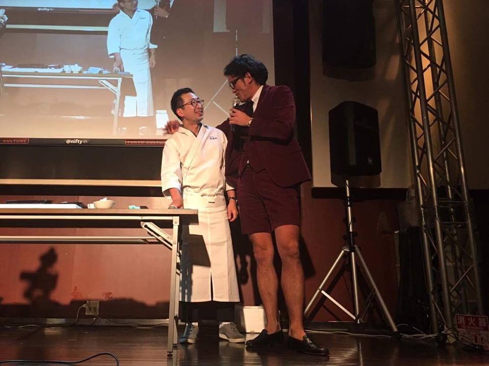 ケイスケは講演中に握りの実演も披露。腕上げたな。