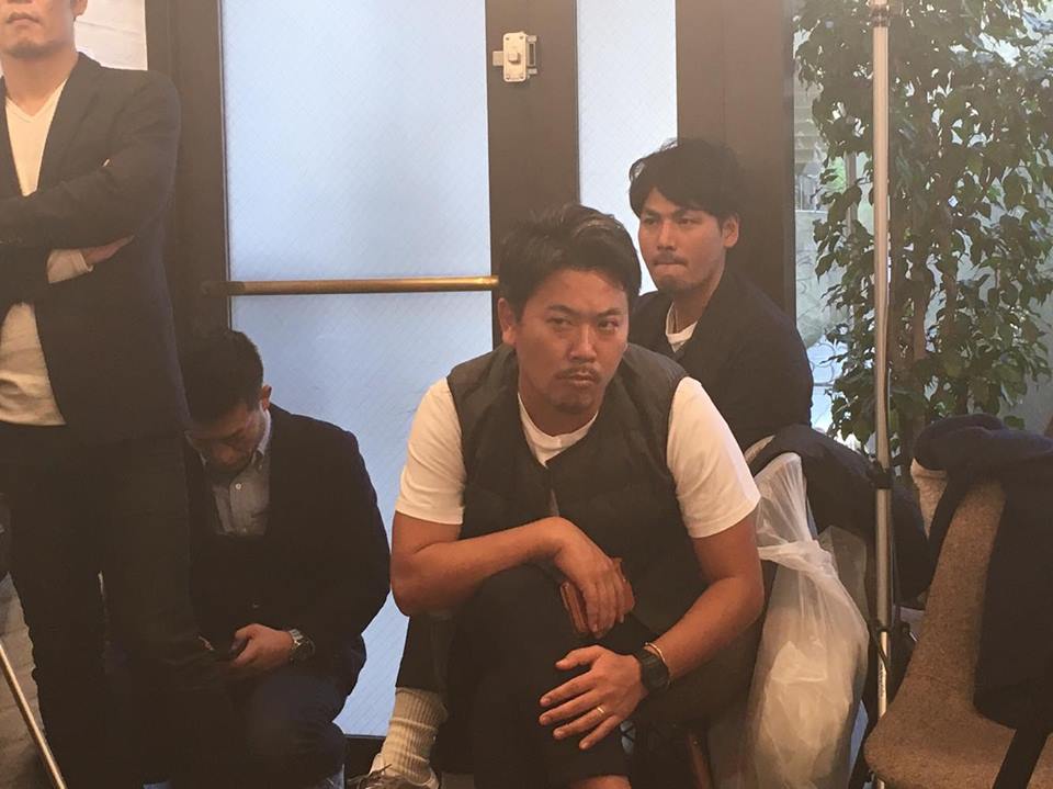 見つめ倒すだけ