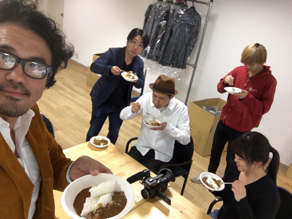 カレー食っとるやん。ダイバイヤーのみんなとめっちゃカレー食っとるやん。