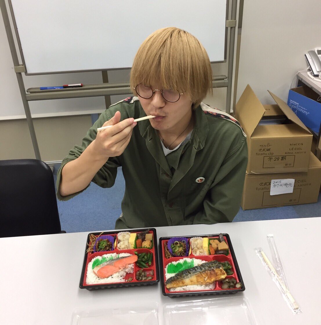 彼はただロケ弁を2つ食いしてるだけではない